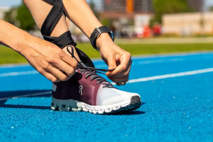 Junge Sportlerin trägt Running-Schuhe der Schweizer Schuhmarke ON