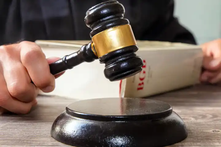 Symbolbild Gerichtsverhandlung: Nahaufnahme von einem Richterhammer und BGB (Bürgerliches Gesetzbuch)