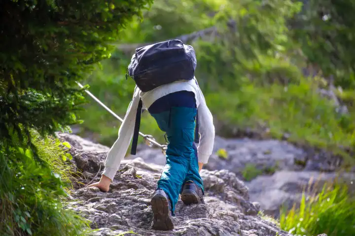 Wandern in den Allgäuer Alpen: Junge an einer mit Drahtseil gesicherten Passage beim Aufstieg von der Richteralpe zum Gaisalpsee