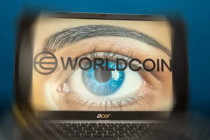 Logo of the new cryptocurrency Worldcoin on a laptop. Anyone who wants to participate in World Coin must register with their biometric data (symbol image).