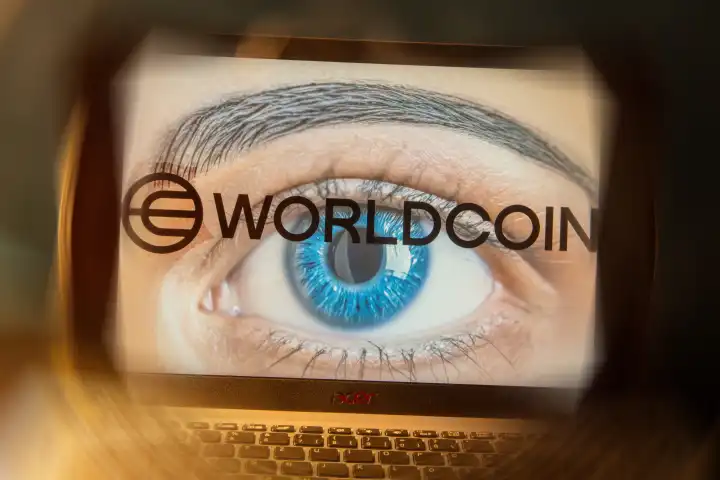 Logo der neuen Kryptowährung Worldcoin auf einem Laptop. Wer an World Coin teilnehmen möchte muss sich mit seinen biometrischen Daten registrieren lassen (Symbolbild)