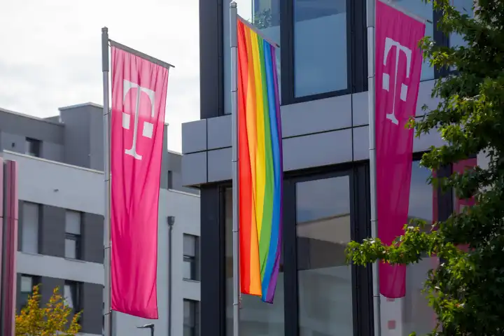 Regenbogenfahne am Gebäude der Telekom in Ludwigshafen am Rhein