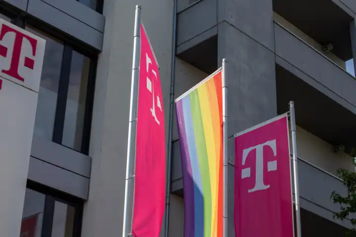 Regenbogenfahne am Gebäude der Telekom in Ludwigshafen am Rhein