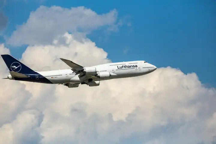 Ein Passagierflugzeug der Lufthansa startet am Flughafen Frankfurt