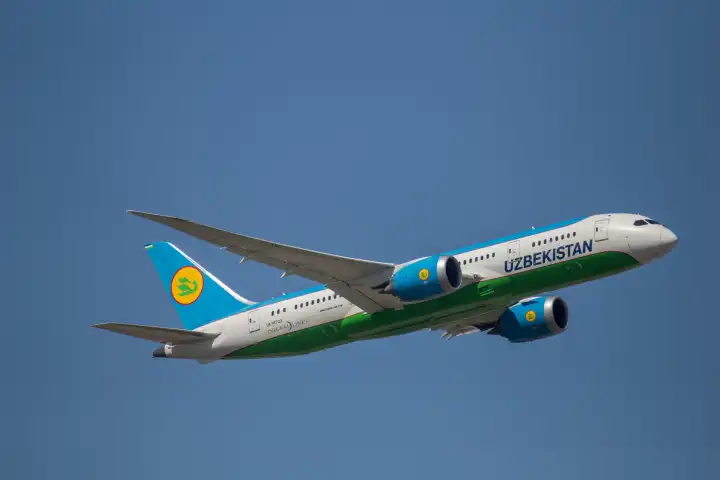 Ein Passagierflugzeug der usbekischen Flugline Uzbekistan Airlines startet am Flughafen Frankfurt