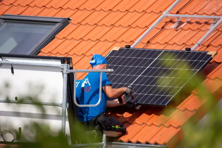 Montage einer Photovoltaikanlage an einem Einfamilienhaus in Mutterstadt, Rheinland-Pfalz