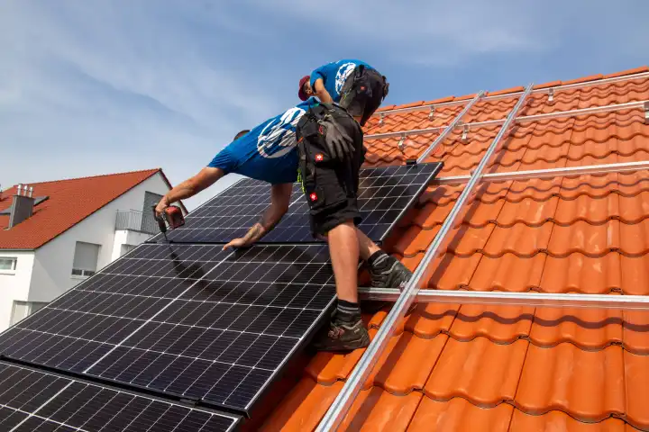 Installation of a photovoltaic system on a single-family home in Mutterstadt, Rhineland-Palatinate