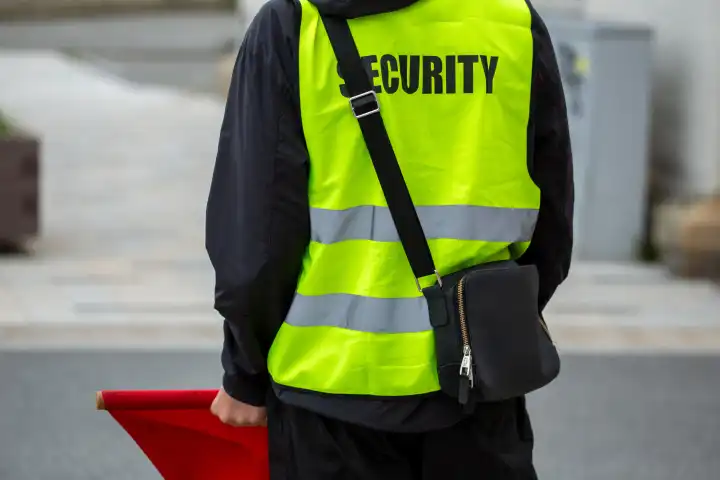 Security-Mitarbeiter sichert eine Veranstaltung