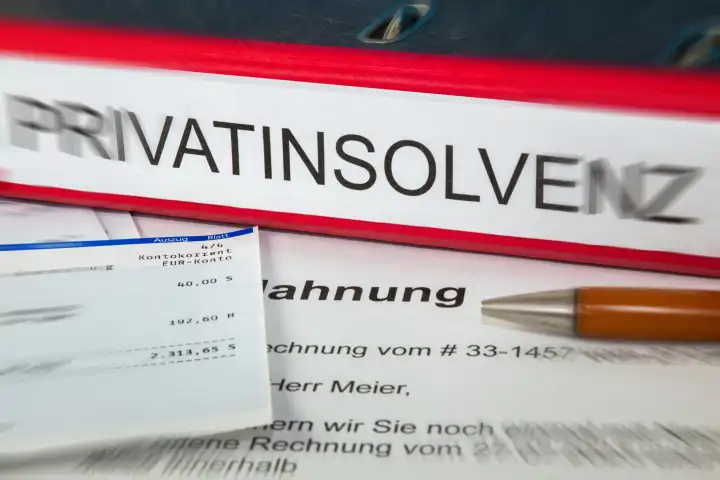 Symbolic image of private insolvency: folder, account statement and a reminder