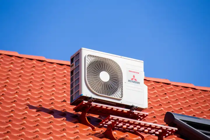 Wärmepumpe des Herstellers Mitsubshi, montiert am Dach eines Wohnhauses