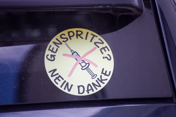 Aufkleber mit der Aufschrift GENSPRITZE – NEIN DANKE auf einem Auto in Ludwigshafen