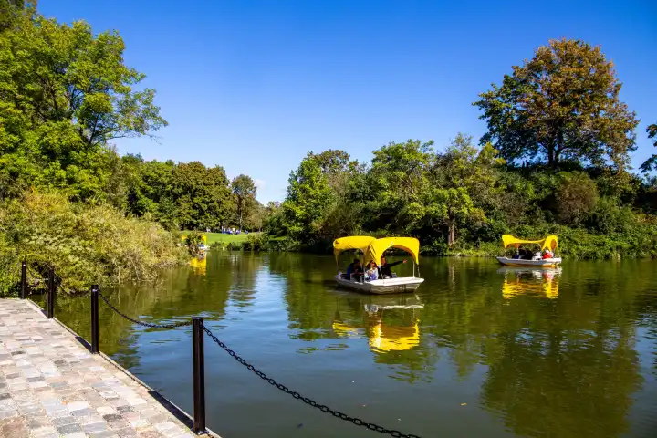 BUGA (Bundesgartenschau) Mannheim 2023: Gondoletta-Boote durchfahren den Kutzerweiher im Luisenpark