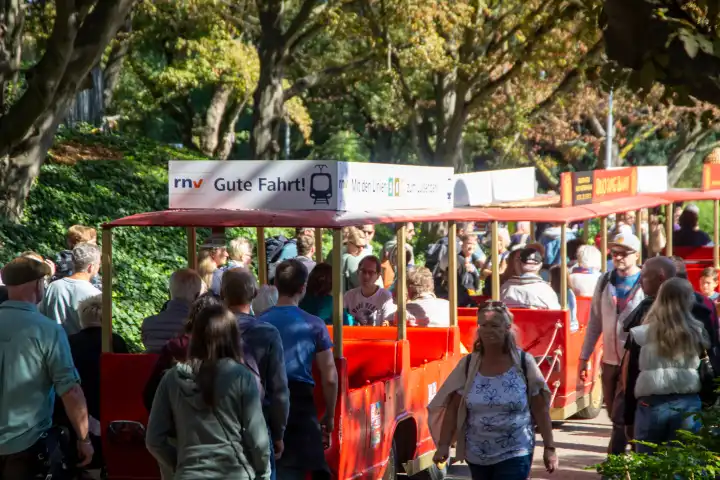 BUGA (Federal Horticultural Show) Mannheim 2023: Many still take advantage of the beautiful autumn weather to visit shortly before the end of the BUGA on October 8. The Duojing railroad winds its way through the crowds of visitors.