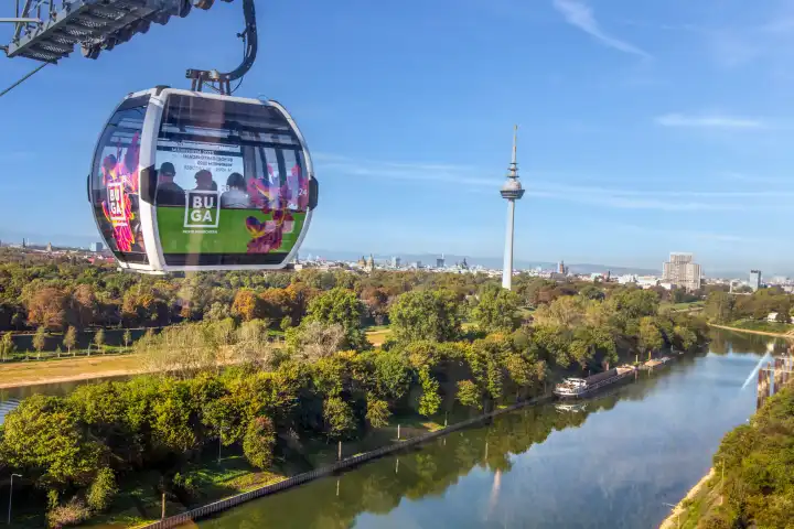 BUGA (Bundesgartenschau) Mannheim 2023: Fahrt mit der Seilbahn in Richtung Luisenpark. Die Seilbahn verbindet die beiden Ausstellungsgelände Luisenpark und Spinellipark miteinander. Im Hintergrund sieht man den bekannten Fernmeldeturm, eines der Wahrzeichen Mannheims