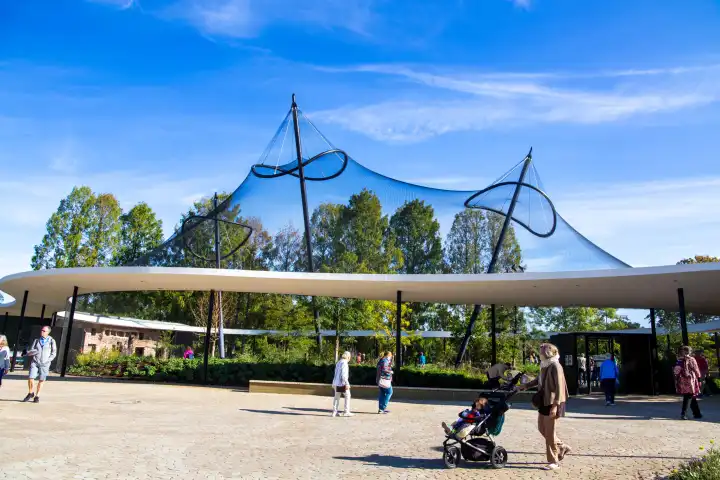 BUGA (Bundesgartenschau) Mannheim 2023:  Die Großvoliere mit ihrer außergewöhnlichen Netzkonstruktion in der Parkmitte des Luisenparks