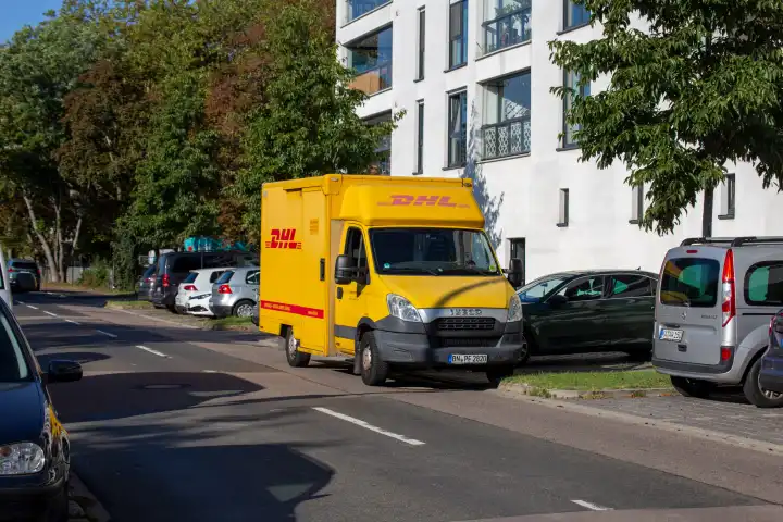 DHL-Zustellfahrzeug in Karlsruhe, Baden-Württemberg