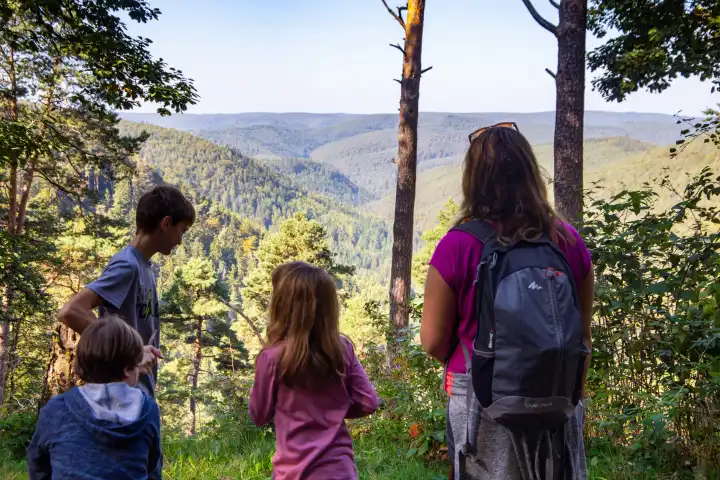 Familie mit Kindern beim Wandern im Pfälzerwald