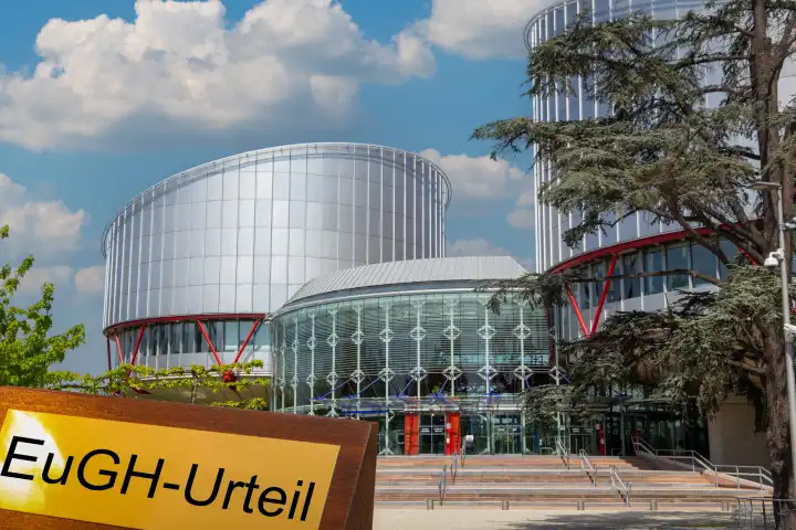 Europäischer Gerichtshof für Menschenrechte in Straßburg und Schild mit der deutschen Abkürzung EuGH (Composing)