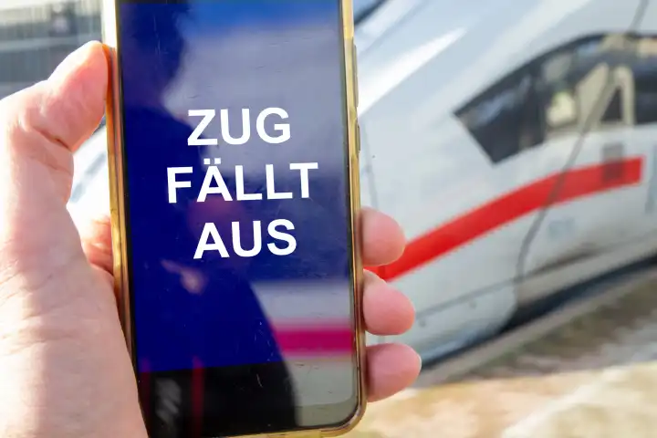 Symbolbild GDL-Streik (Gewerkschaft deutscher Lokomotivführer): Nahaufnahme von einem Smartphone vor einem ICE