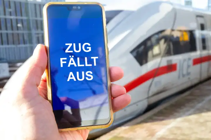 Symbolbild GDL-Streik (Gewerkschaft deutscher Lokomotivführer): Nahaufnahme von einem Smartphone vor einem ICE