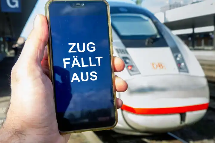 GDL-Strike (German locomotive drivers' union): Close-up of a smartphone in front of an ICE
