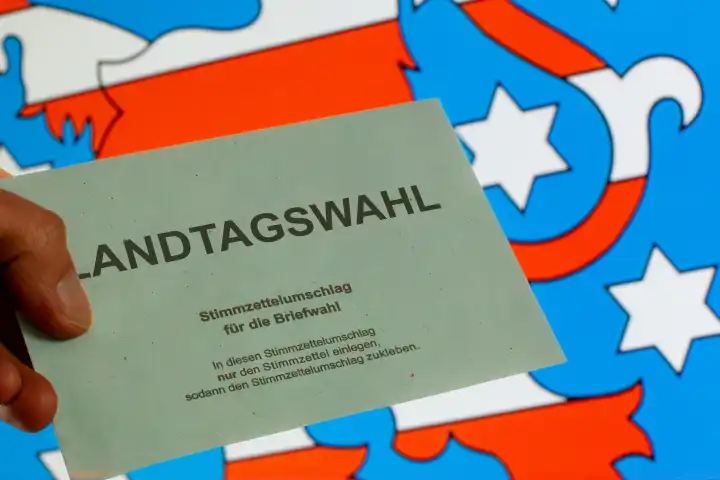 Symbol image Thuringia state elections: Envelope for postal vote in front of the coat of arms of Thuringia. The next state election will take place in September 2024