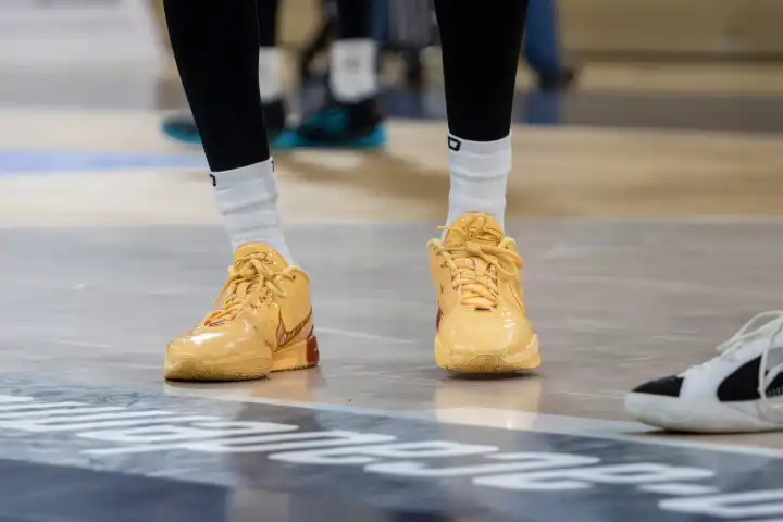 Basketball player wears basketball shoes Nike LeBron 21 Melo Melo (2023)