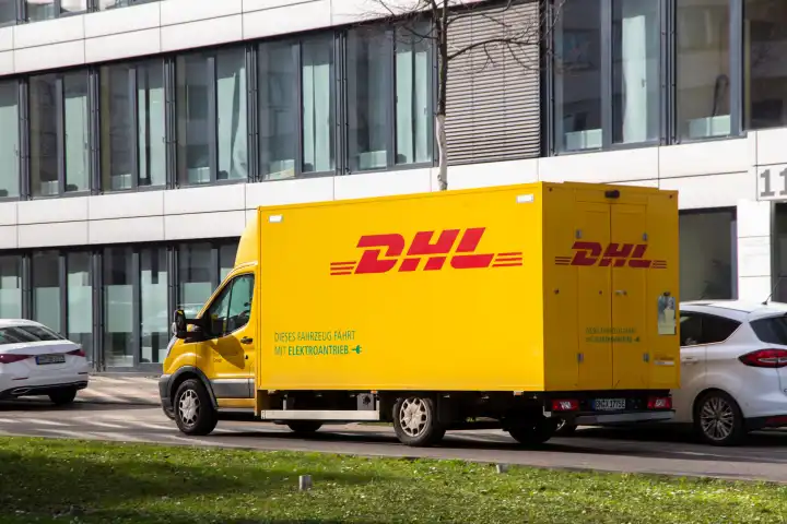 Februar 2024: DHL-Zustellfahrzeug in Ludwigshafen, Rheinland-Pfalz

