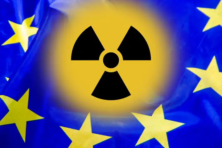 Februar 2024: Symbol für Atom auf der Flagge der Europäischen Union (Composing). In Deutschland ist eine Debatte über nukleare Aufrüstung entbrannt nachdem Katarina Barley (SPD) eine Atombombe für Europa ins Spiel gebracht hat
