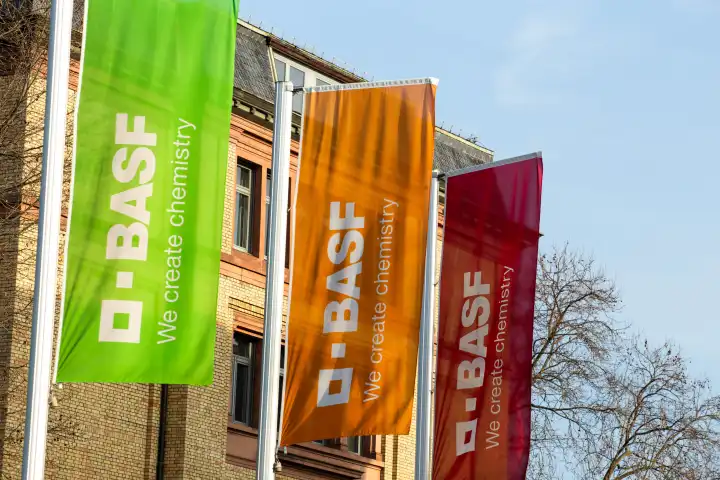 Februar 2024: Flaggen der BASF am Eingang des Stammwerks in Ludwigshafen am Rhein