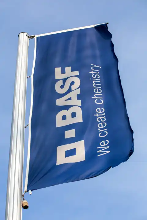 Februar 2024: Flagge der BASF am Eingang des Stammwerks in Ludwigshafen am Rhein