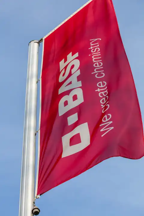 Februar 2024: Flagge der BASF am Eingang des Stammwerks in Ludwigshafen am Rhein