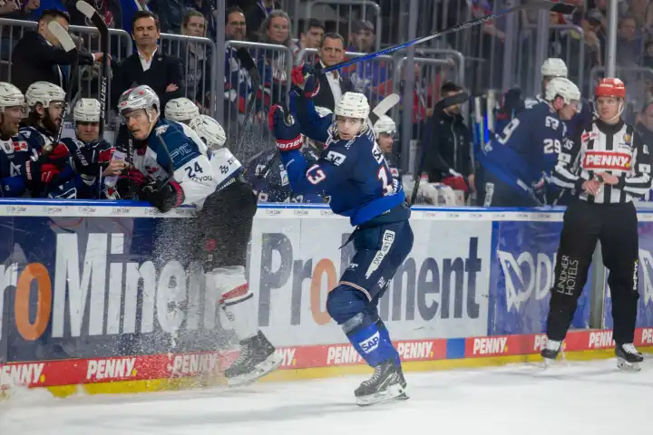 10.03.2024, DEL, German Ice Hockey League season 2023/24, 1st playoff round (pre-playoffs): Adler Mannheim against Nuremberg Ice Tigers (2:1). In the picture Marcus Weber (24, Nuremberg Ice Tigers) and Stefan Loibl (13, Adler Mannheim)