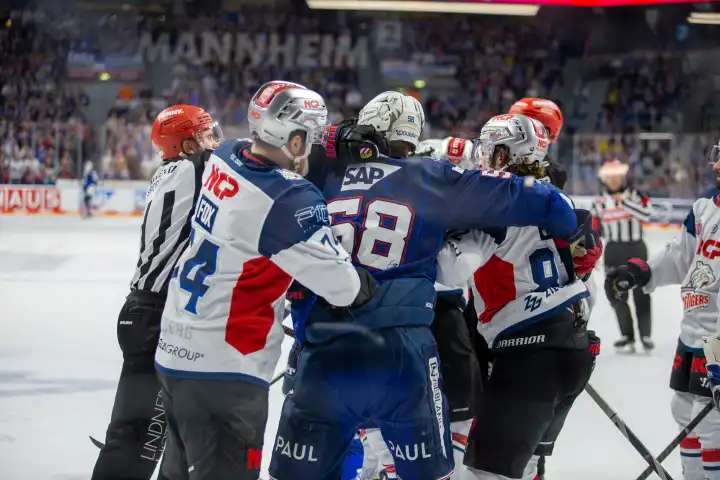10.03.2024, DEL, German Ice Hockey League season 2023/24, 1st playoff round (pre-playoffs): Adler Mannheim against Nuremberg Ice Tigers (2:1). Picture: One of several scuffles in the game