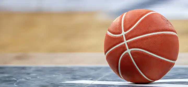 Nahaufnahme von Basketball auf dem Boden einer Halle (mit Freiraum für Text oder Logo)