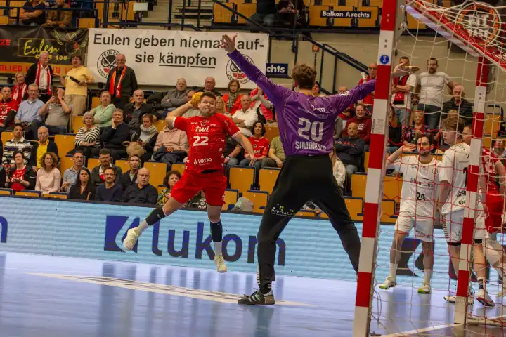 09.04.04.2024, 2. HBL, Handball-Bundesliga, 28. Spieltag): Eulen Ludwigshafen gegen TSV Bayer-Dormagen (Endstand 30:27). Kian Schwarzer (22, Eulen Ludwigshafen) zieht ab
