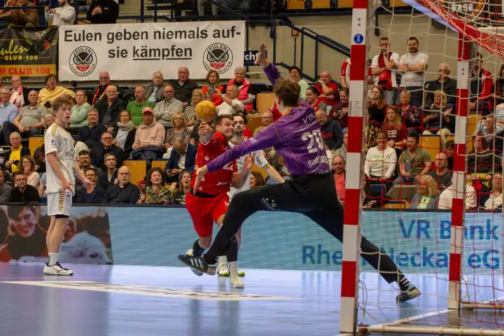 09.04.04.2024, 2. HBL, Handball-Bundesliga, 28. Spieltag): Eulen Ludwigshafen gegen TSV Bayer-Dormagen (Endstand 30:27). Kian Schwarzer (22, Eulen Ludwigshafen) mit Wurf zum Tor