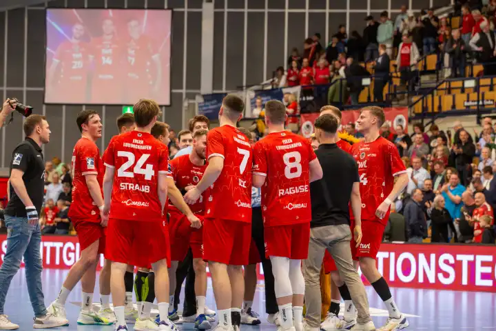 09.04.04.2024, 2. HBL, Handball-Bundesliga, 28. Spieltag): Eulen Ludwigshafen gegen TSV Bayer-Dormagen (Endstand 30:27). Freude der Spieler der Eulen nach dem Sieg