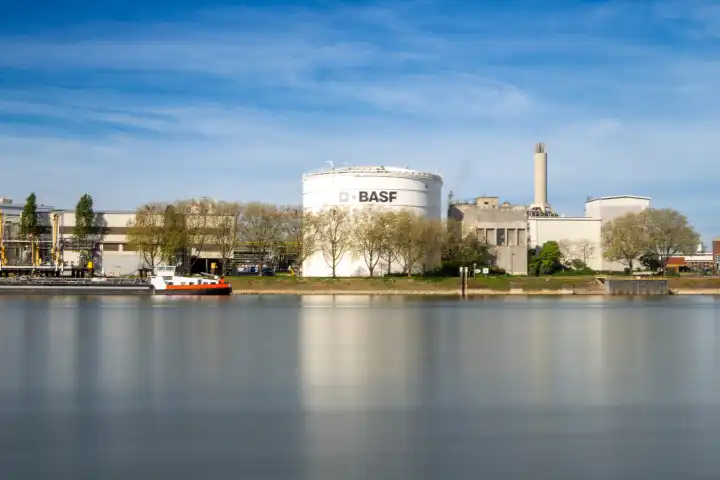 11. April 2024: Blick auf die BASF in Ludwigshafen mit dem Rhein im Vordergrund

