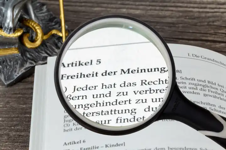 Symbolbild Meinungsfreiheit in Deutschland: Auszug aus dem Artikel 5 des Grundgesetzes