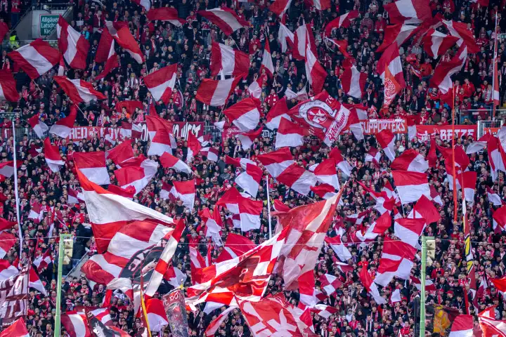Kaiserslautern, 20.04.2024: Fans in der Westkurve des Fritz-Walter-Stadions. 42.168 Zuschauer sahen die Partei gegen den SV Wehen Wiesbaden. Der Zuschauerschnitt in dieser Saison liegt derzeit bei über 43.000