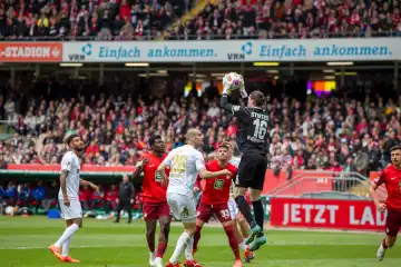 20.04.2024, Soccer 2nd Bundesliga, Season 2023/24, Matchday 30: 1. FC Kaiserslautern vs SV Wehen Wiesbaden (1:1). Goalkeeper Florian Stritzel (16, SV Wehen Wiesbaden) has the ball safely