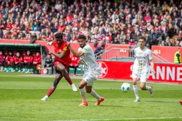 20.04.2024, Soccer 2nd Bundesliga, Season 2023/24, Matchday 30: 1. FC Kaiserslautern vs SV Wehen Wiesbaden (1:1). Ragnar Prince Friedel Ache (9, 1. FC Kaiserslautern) pulls away