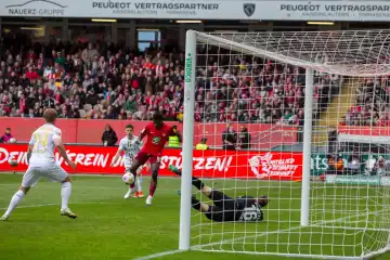 20.04.2024, Soccer 2nd Bundesliga, Season 2023/24, Matchday 30: 1. FC Kaiserslautern vs SV Wehen Wiesbaden (1:1). Ragnar Prince Friedel Ache (9, 1. FC Kaiserslautern) with a chance on goal