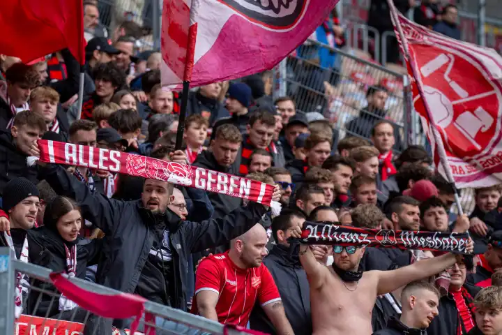 Kaiserslautern, 20.04.2024: Die Fans des SV Wehen Wiesbaden feiern nach dem Spiel das Remis ihrer Mannschaft. Dadurch blieb der Abstand auf die Abstiegsplätze gewahrt