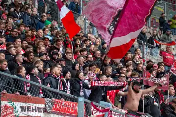 Kaiserslautern, 20.04.2024: Die Fans des SV Wehen Wiesbaden feiern nach dem Spiel das Remis ihrer Mannschaft. Dadurch blieb der Abstand auf die Abstiegsplätze gewahrt
