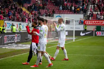 20.04.2024, Football 2nd Bundesliga, Season 2023/24, Matchday 30: 1. FC Kaiserslautern against SV Wehen Wiesbaden (1:1). SV Wehen Wiesbaden players are delighted after the draw in Kaiserslautern