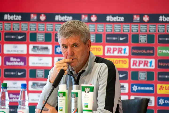 20.04.2024, Football 2nd Bundesliga, Season 2023/24, Matchday 30: 1. FC Kaiserslautern against SV Wehen Wiesbaden (1:1). A thoughtful Friedhelm Funkel at the subsequent press conference