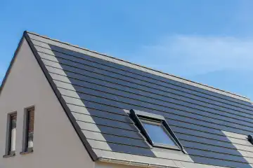 Solardach: Einfamilienhaus mit Solardachziegeln als hochwertige und schöne Alternative zu gängigen Photovoltaikanlagen
