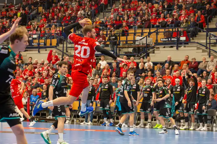 26.04.2024, 2nd HBL (German Handball League), Matchday 30: Eulen Ludwigshafen against TuSEM Essen (final score 32:37). Alexander Falk (20, Eulen Ludwigshafen) pulls away